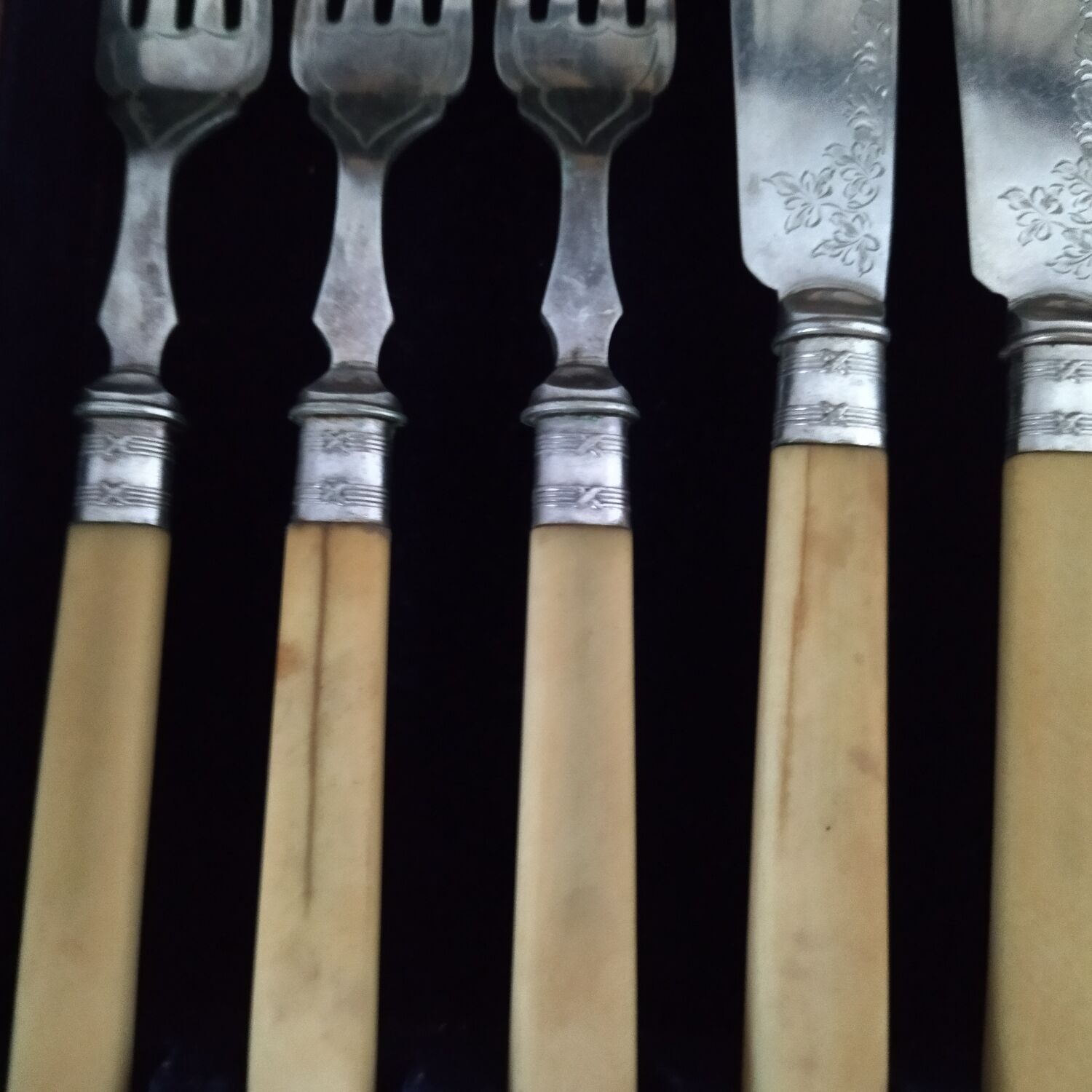 Box 24 cutlery with silver metal fish