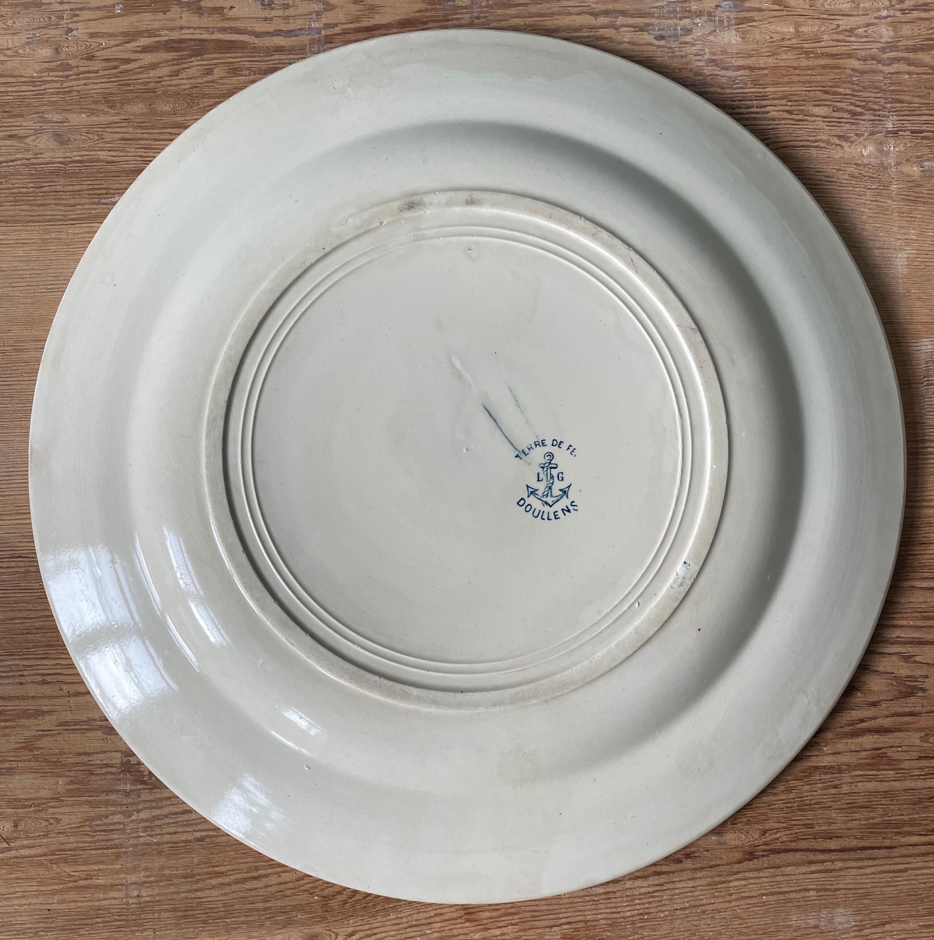 Old round plate Terre de Fer Léon Grave (LG) collection "Doullens"