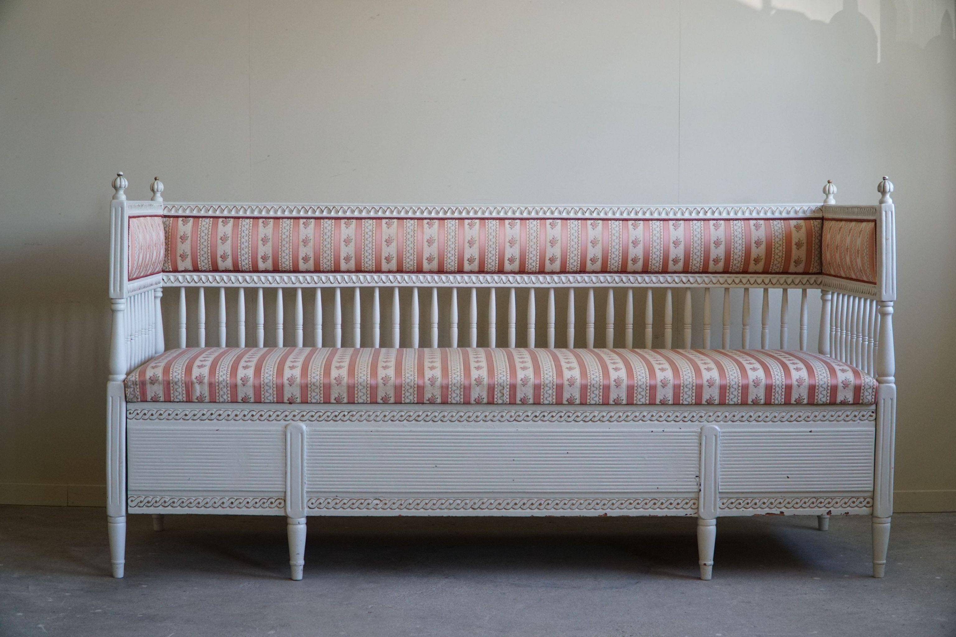 Antique Gustavian canapé / bench from the early 19th century, by a Swedish cabinetmaker.