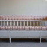 Antique Gustavian canapé / bench from the early 19th century, by a Swedish cabinetmaker.