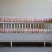 Antique Gustavian canapé / bench from the early 19th century, by a Swedish cabinetmaker.