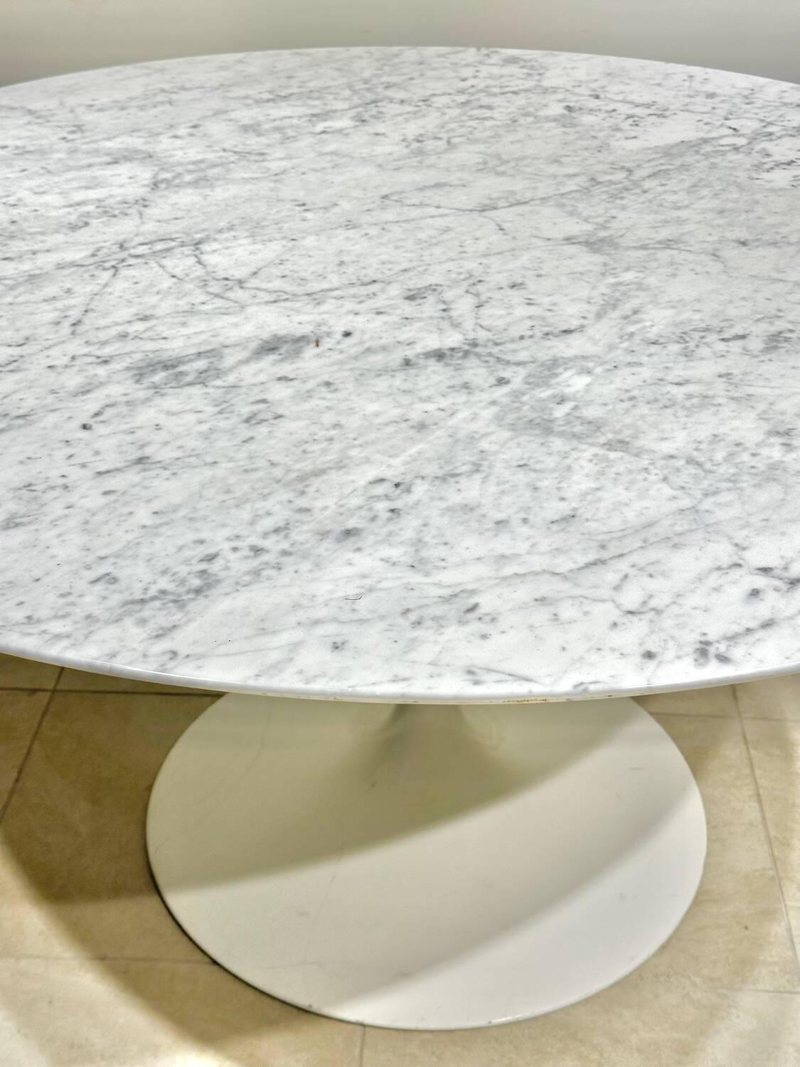 Knoll Saarinen Tulip Table 137cm in marble