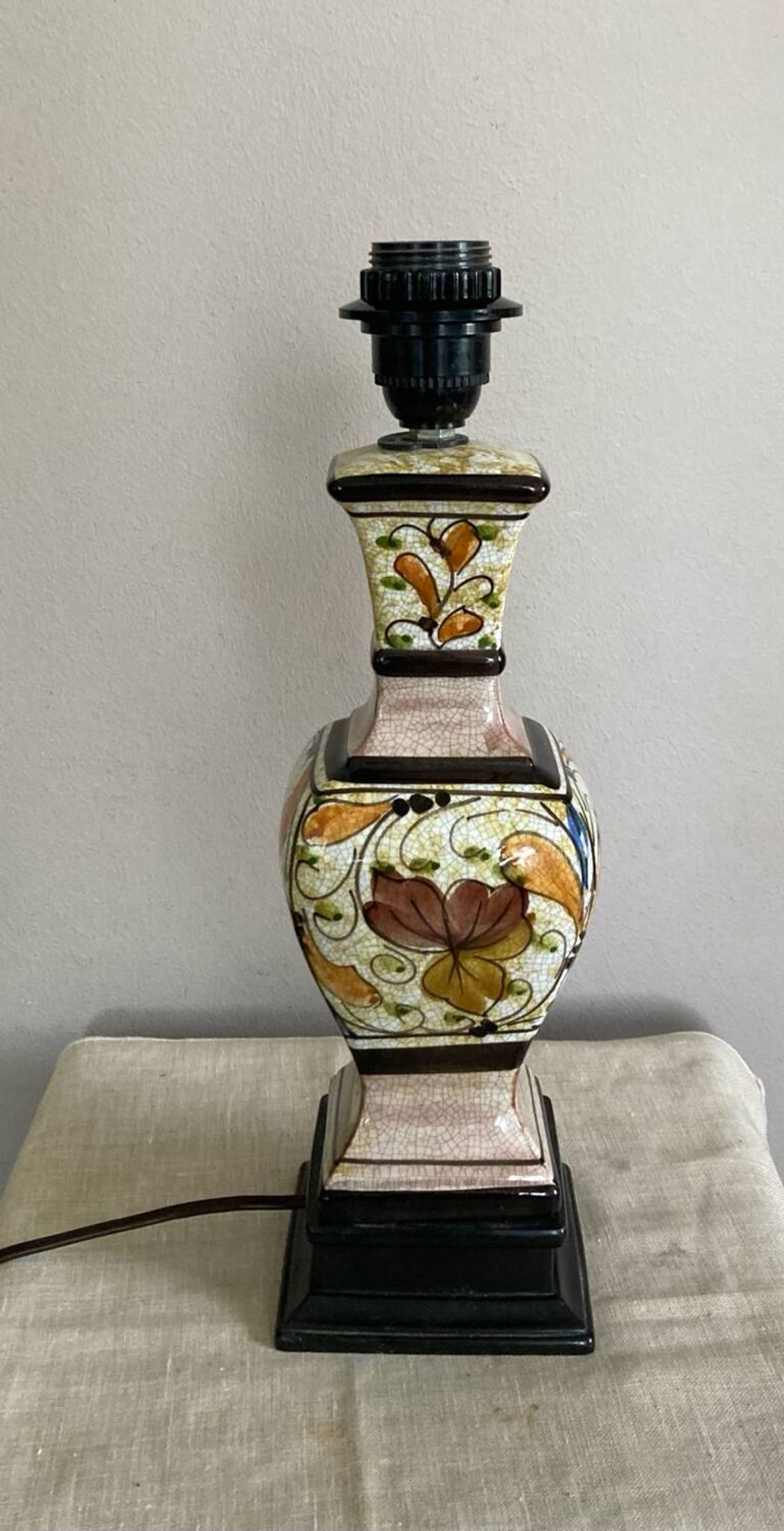Lampe de salon en faïence façon craquelée décor fait main époque XXe
