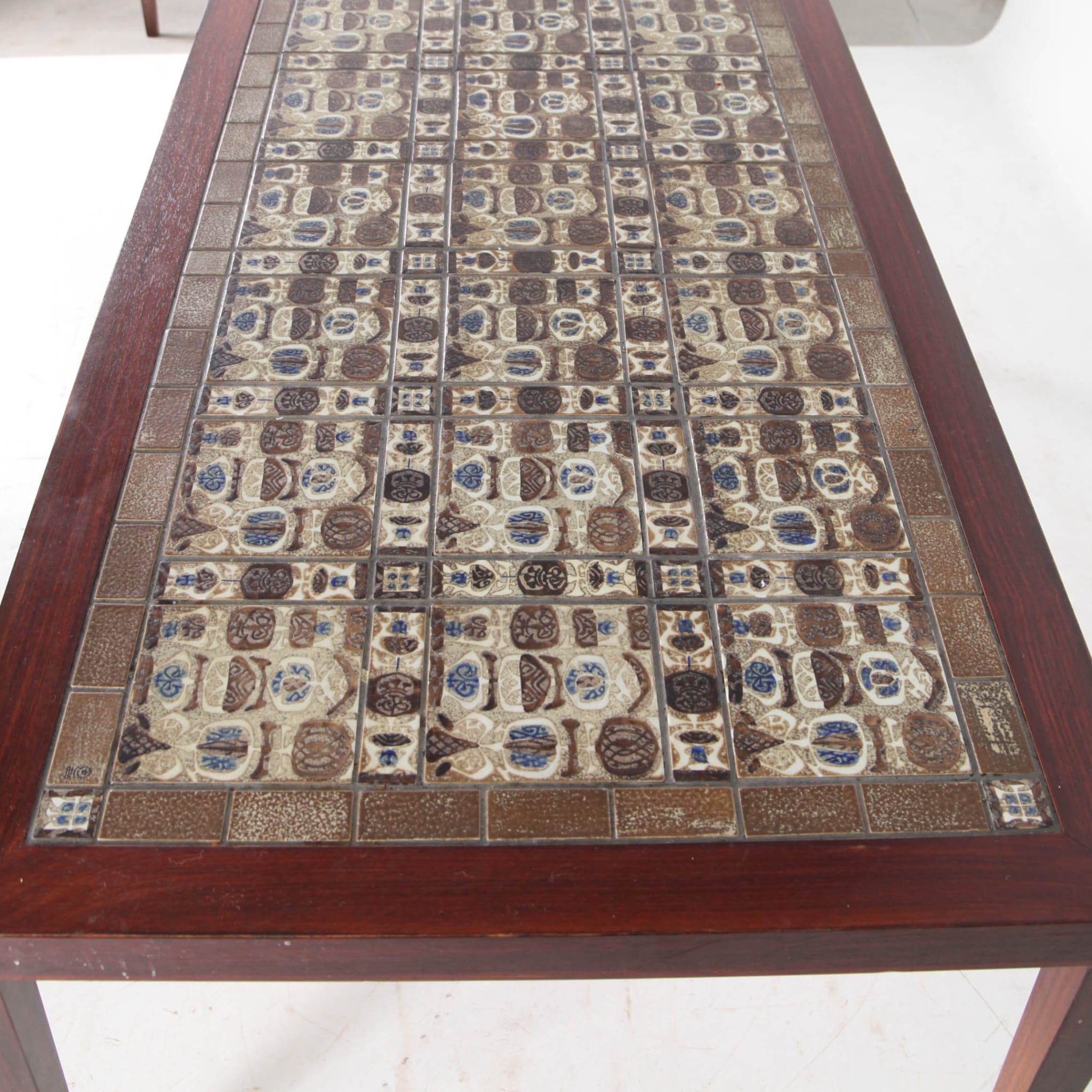 Set of coffee tables in rosewood and ceramic.