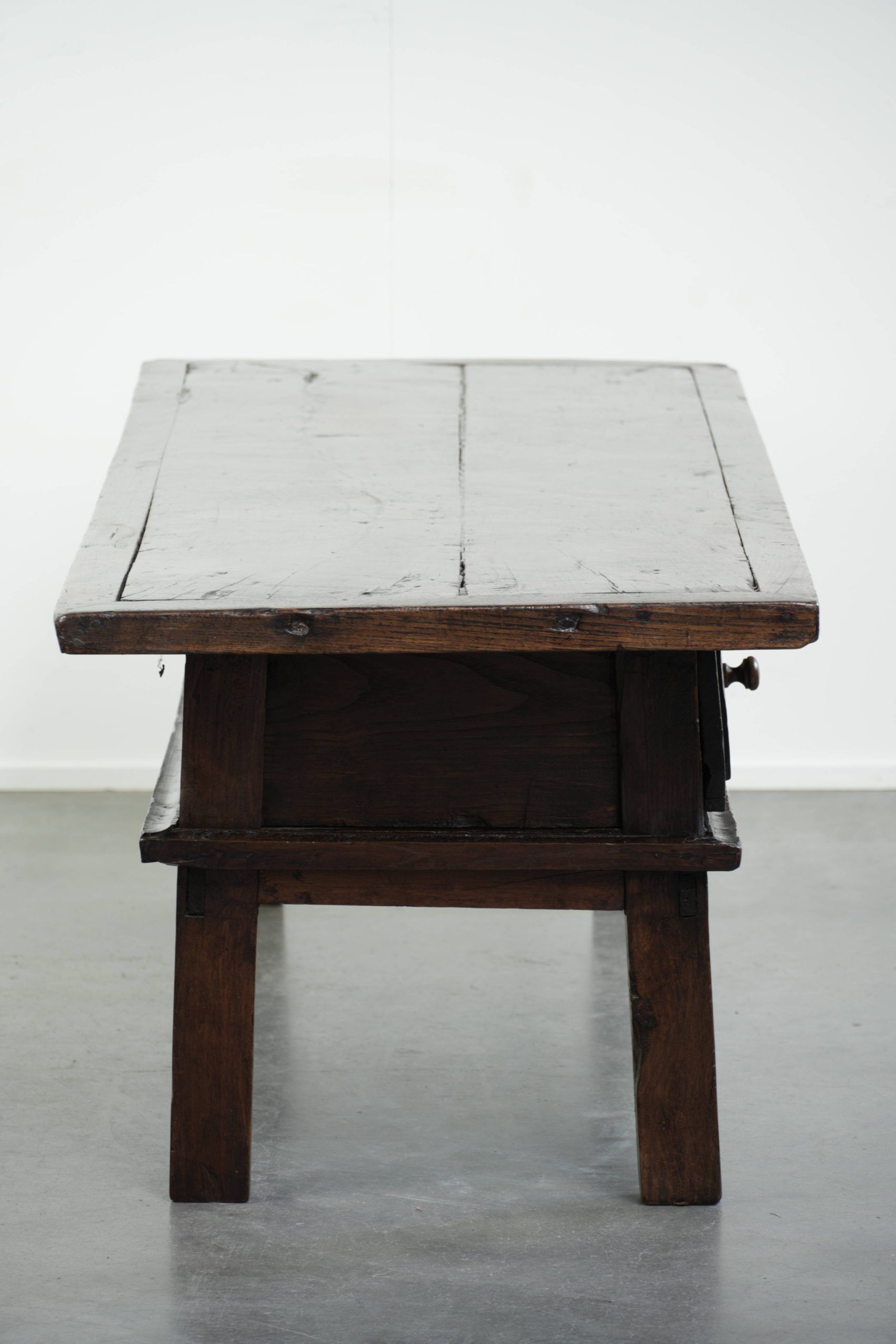 Table basse en bois de châtaignier du XVIIIe siècle d'Europe du Sud