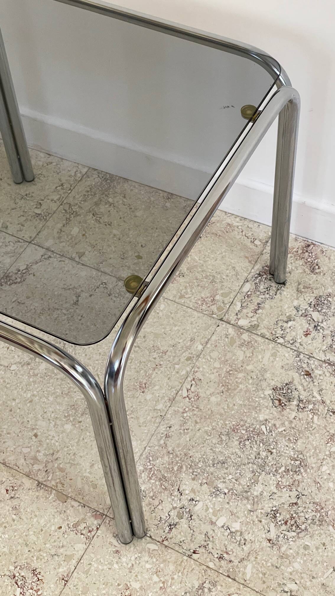 Table basse annees 70 verre et acier chromé