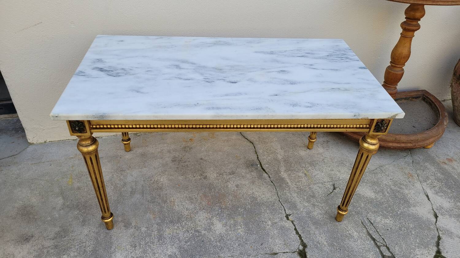 Table basse style Louis XVI en marbre et bois doré