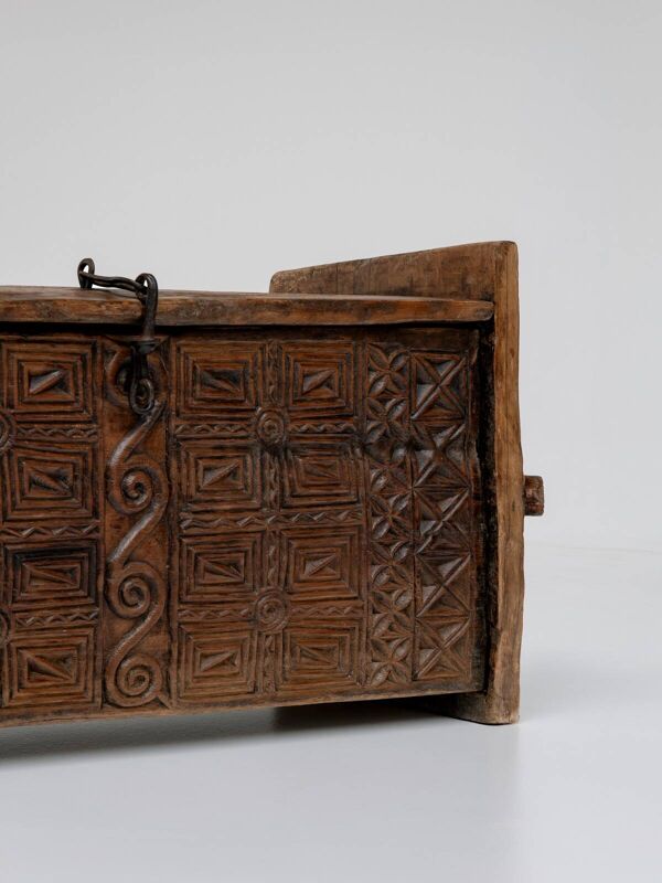 Coffre de rangement Nuristani antique sculpté à la main