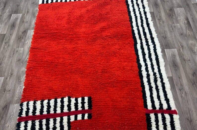 Handmade Berber rug in wool, size 150 x 250 cm