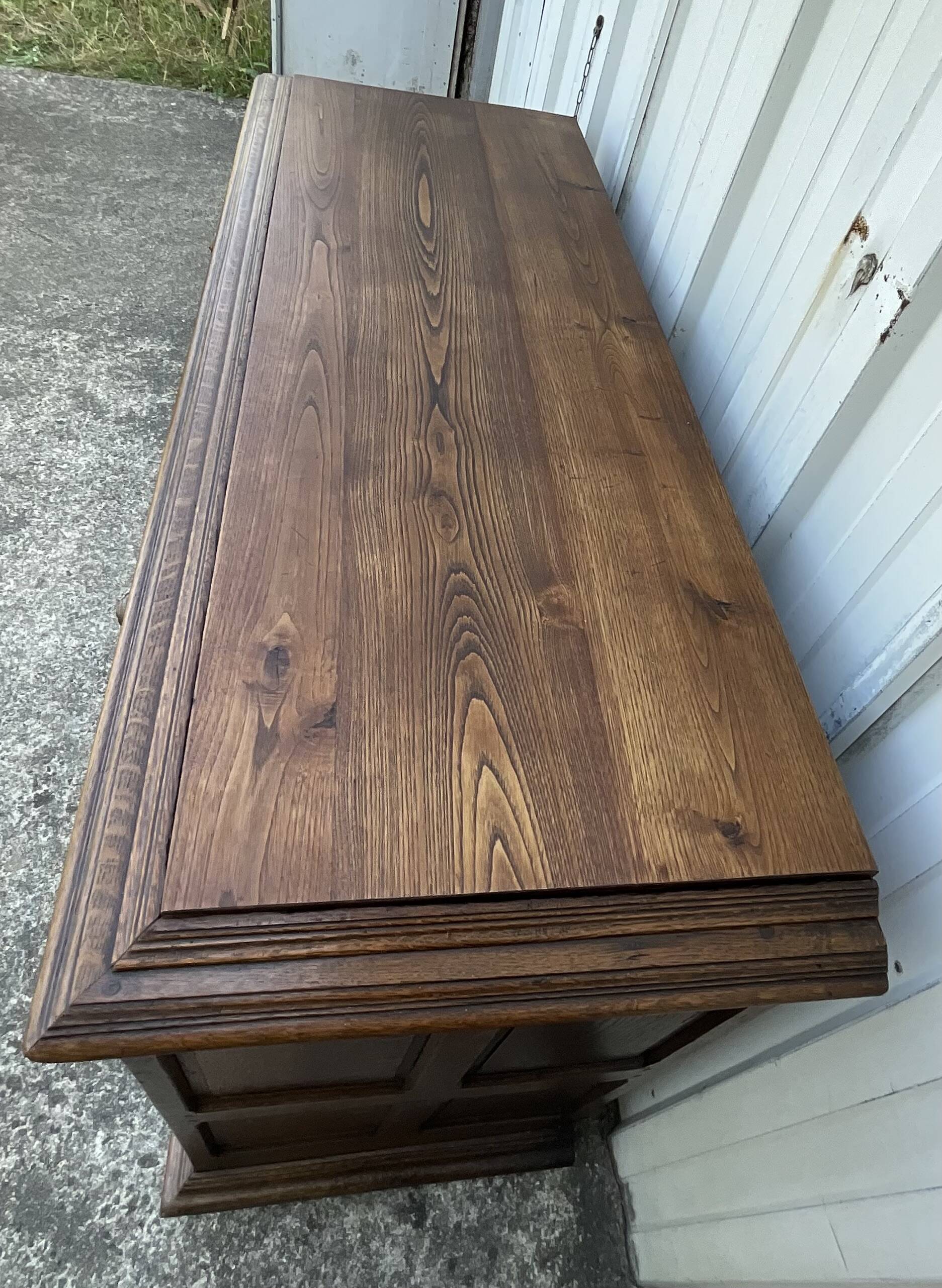 Country-style sideboard in solid oak – 18th century
