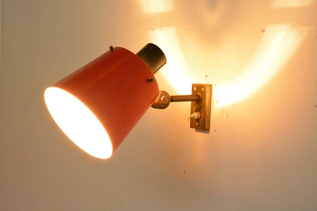 Old and rare Stilnovo wall light, red and black lacquered metal and brass With period label