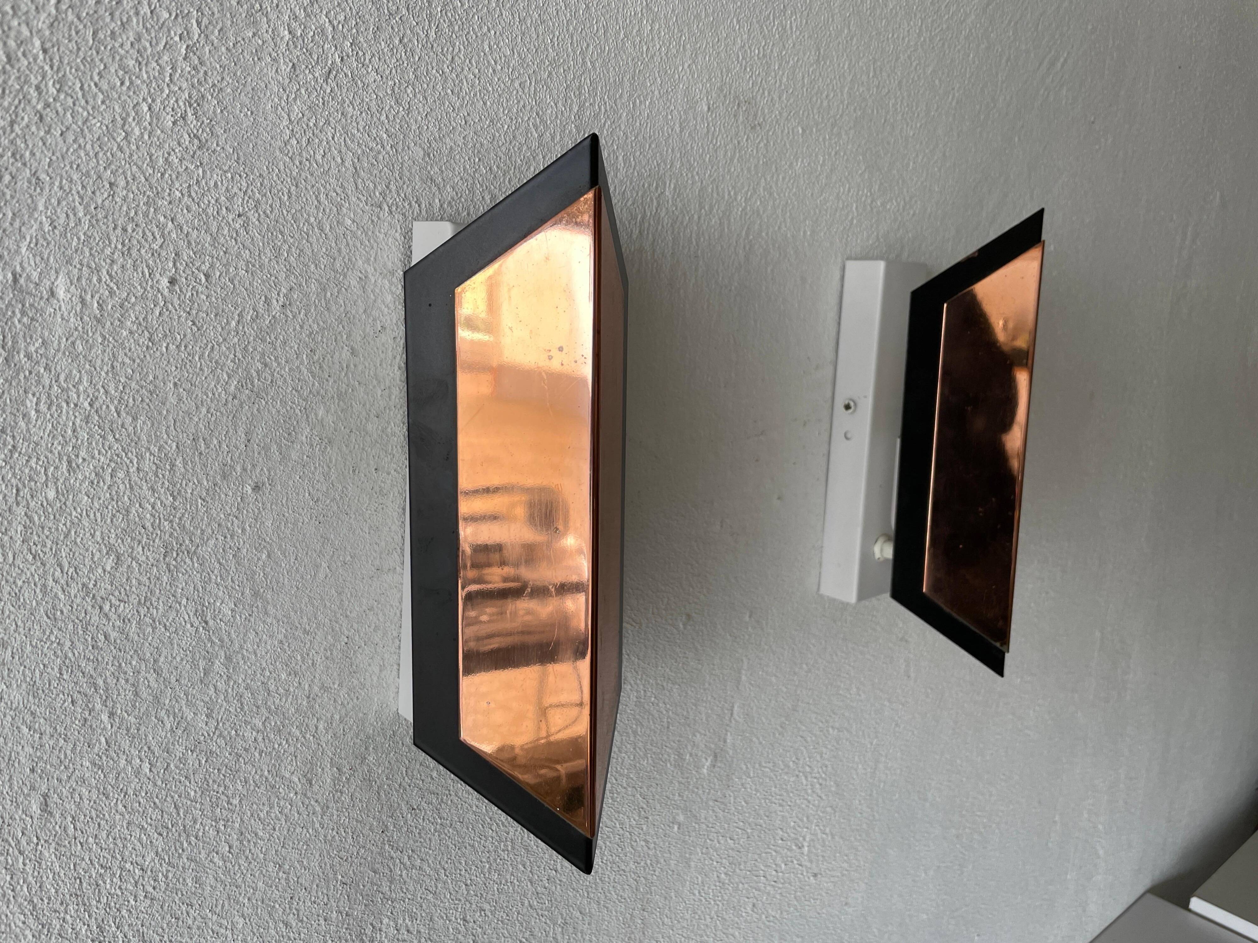 Pair of French wall lights with geometric design in copper, 1960, France.