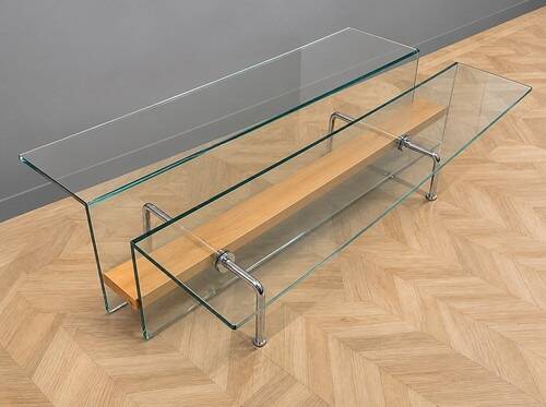 1970s design coffee table, combining transparency and visual lightness.