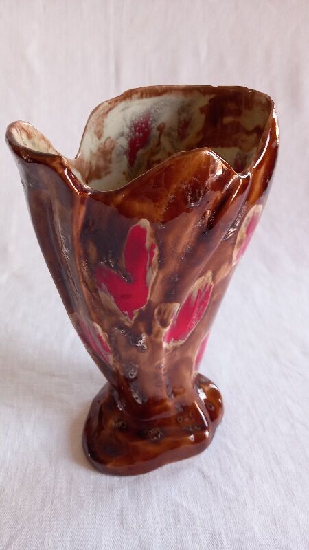 Ceramic vase, brown background, decorated with stylized tulips