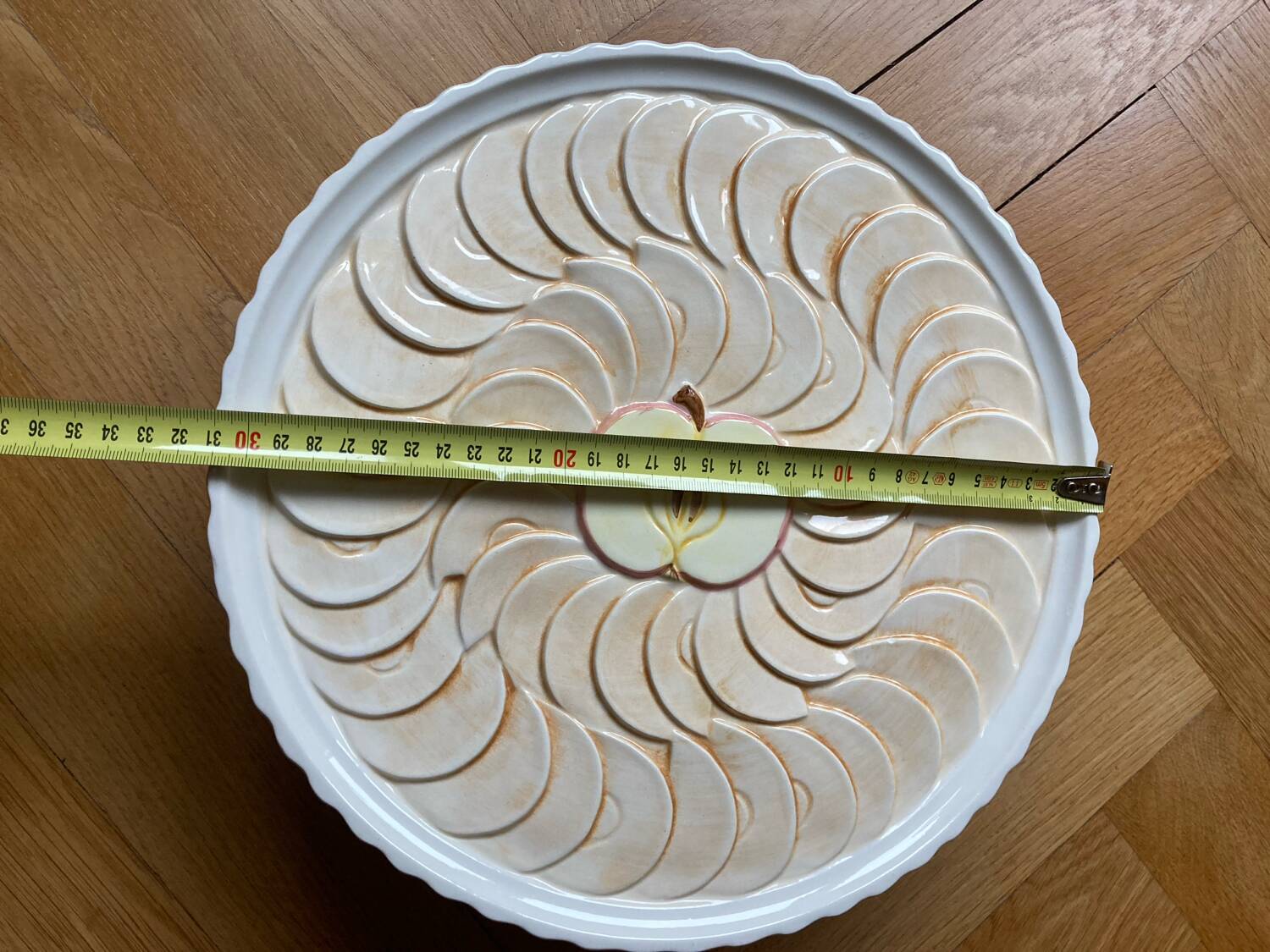 Pie dish on a stand, majolica, apple