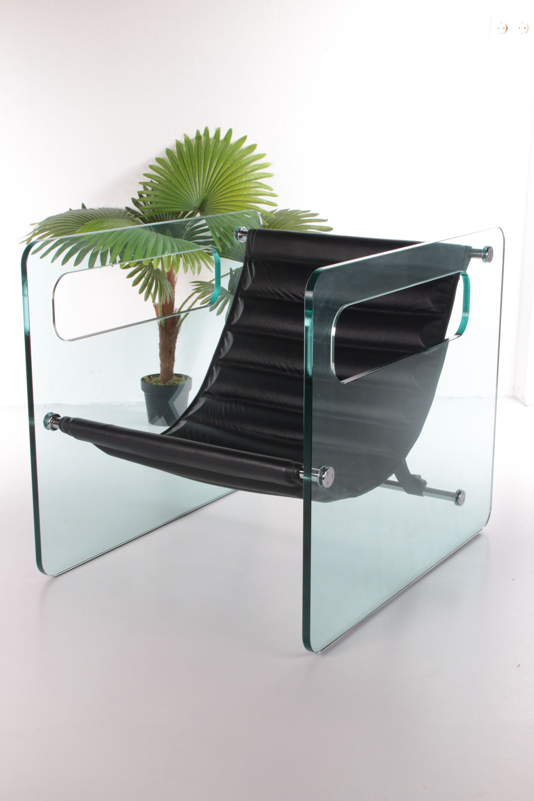 Black leather chair by Giovanni Tommaso Garattoni Italy glass and black leather