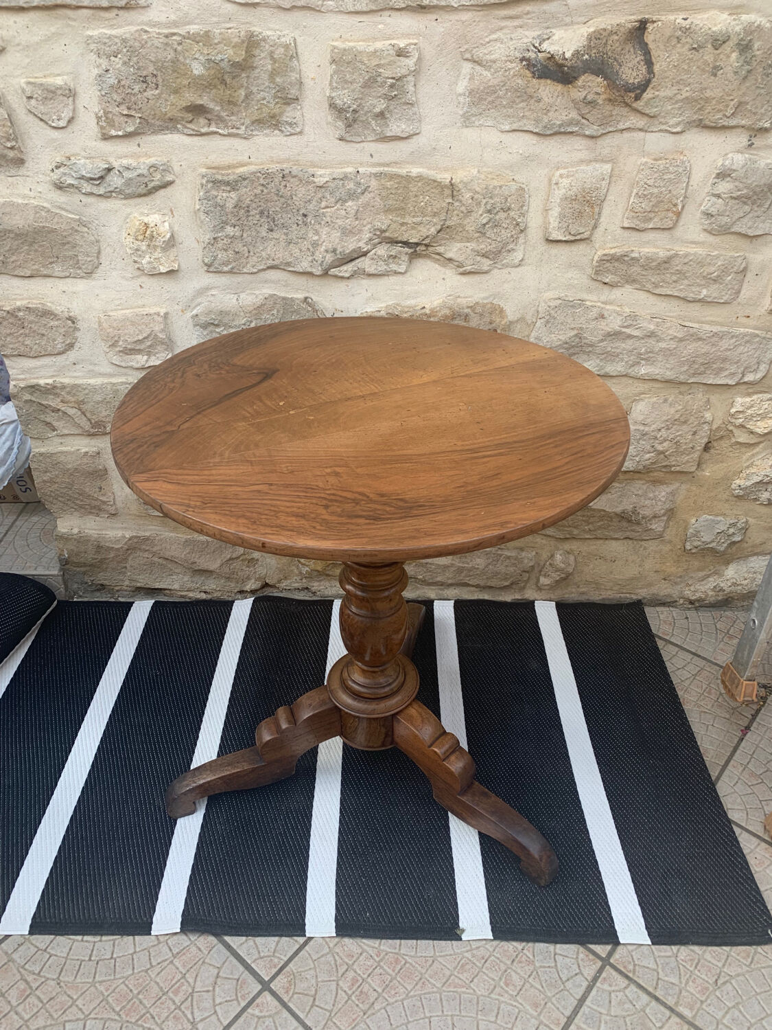 Round table tripod foot