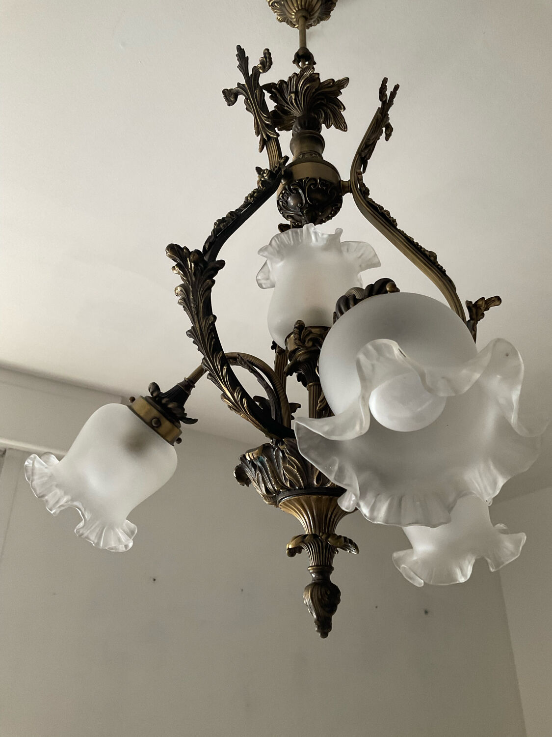 Ancien lustre cage en bronze et 4 feux tulipe