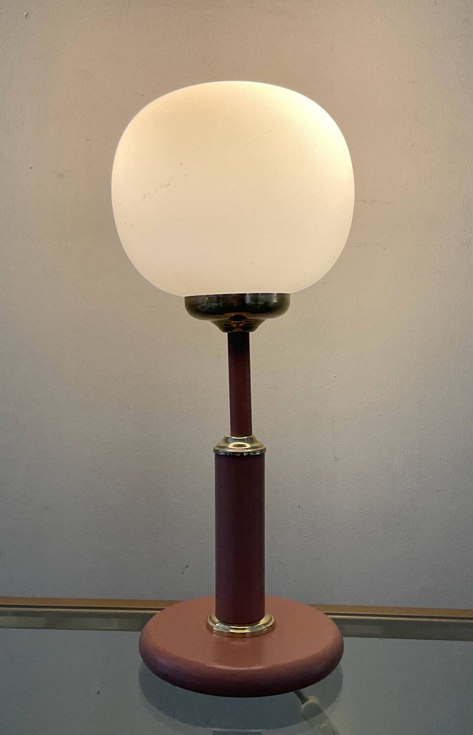 Lampe vintage en métal et opaline années 70