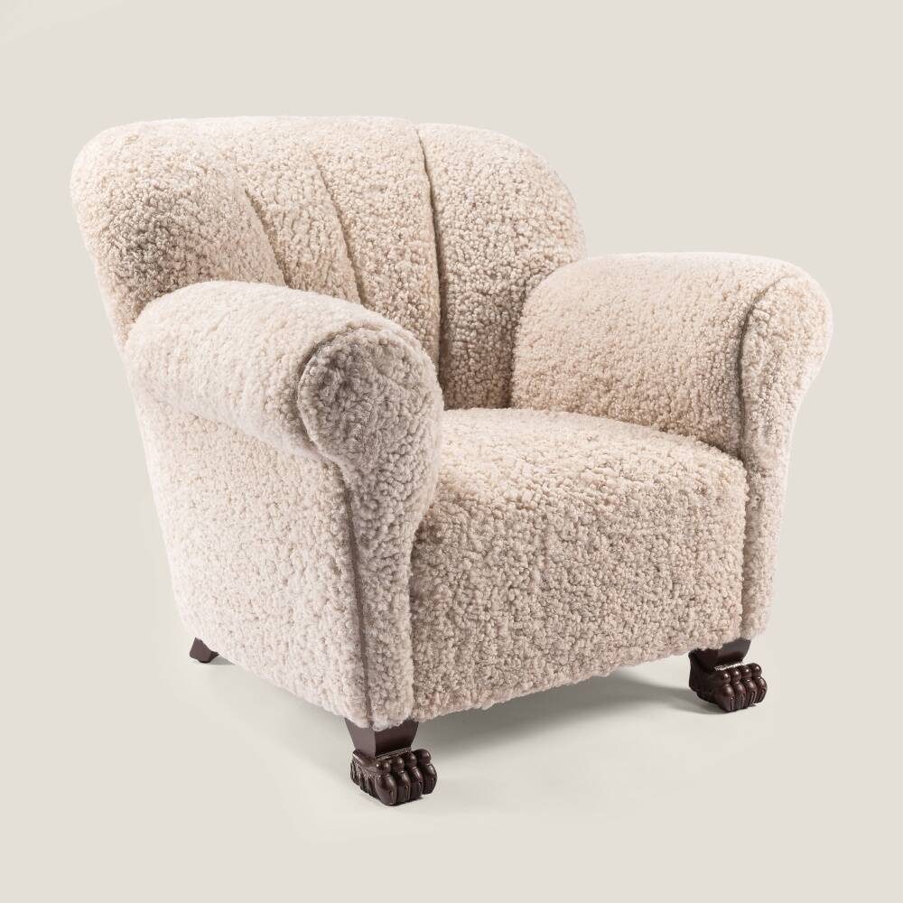 Lounge chair with lion claw feet