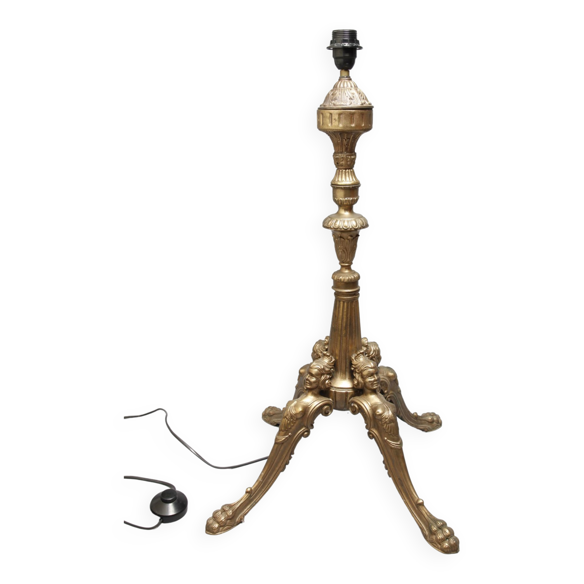 Lamp foot with pagoda lampshade