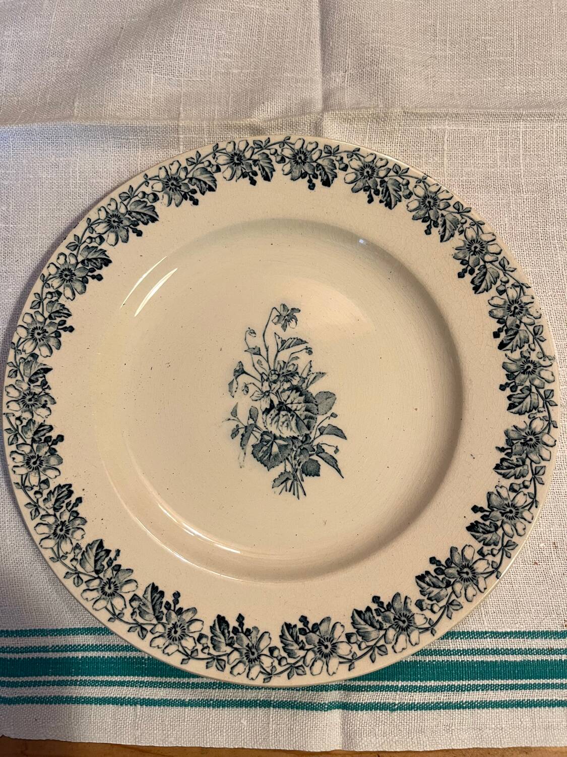 Assiettes à dessert terre de fer Luneville modèle Violettes