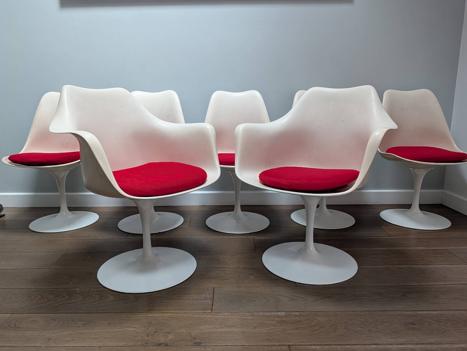 Set of 8 chairs and 10 Saarinen Tulip armchairs from 1968.