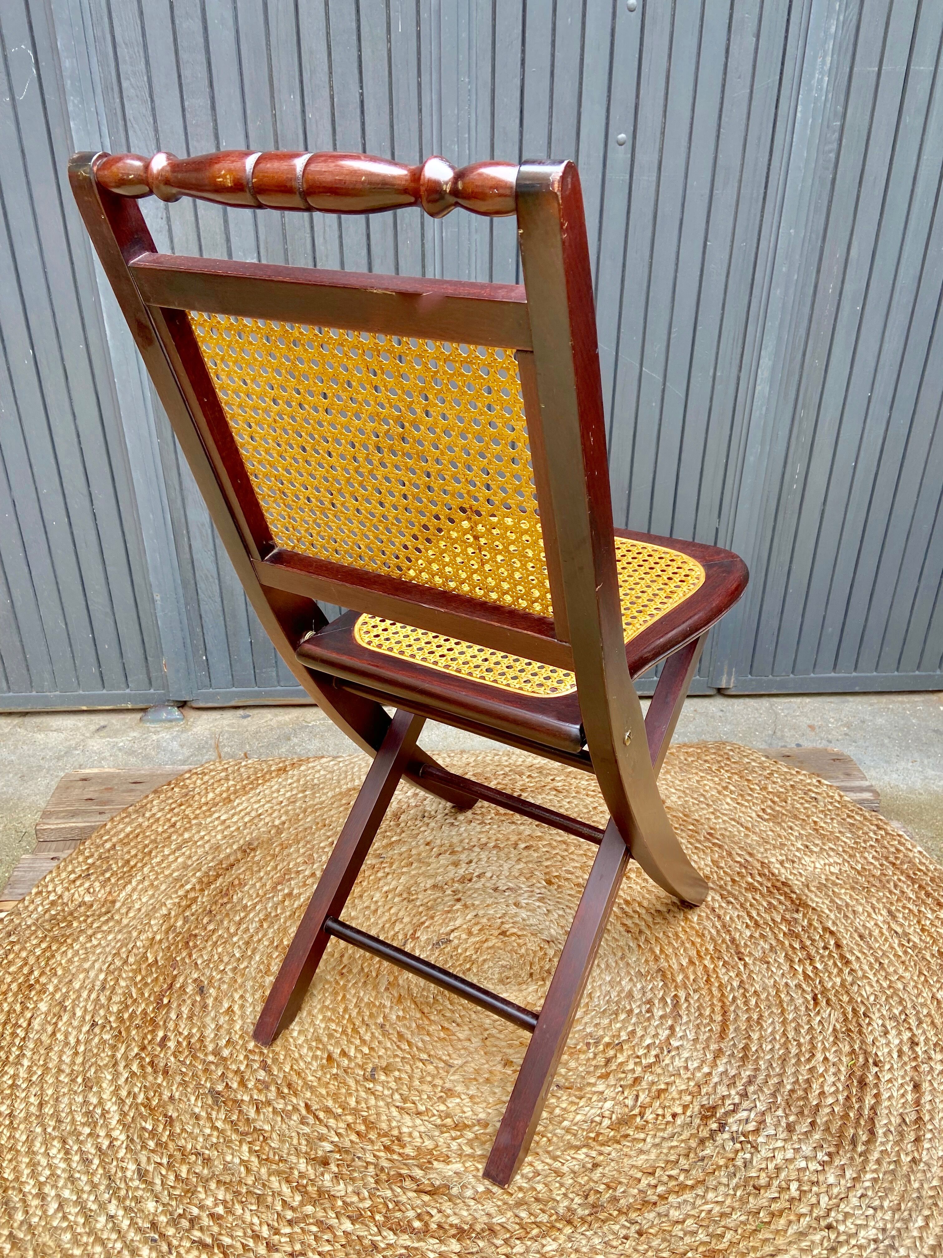 Chaise cannée pliante