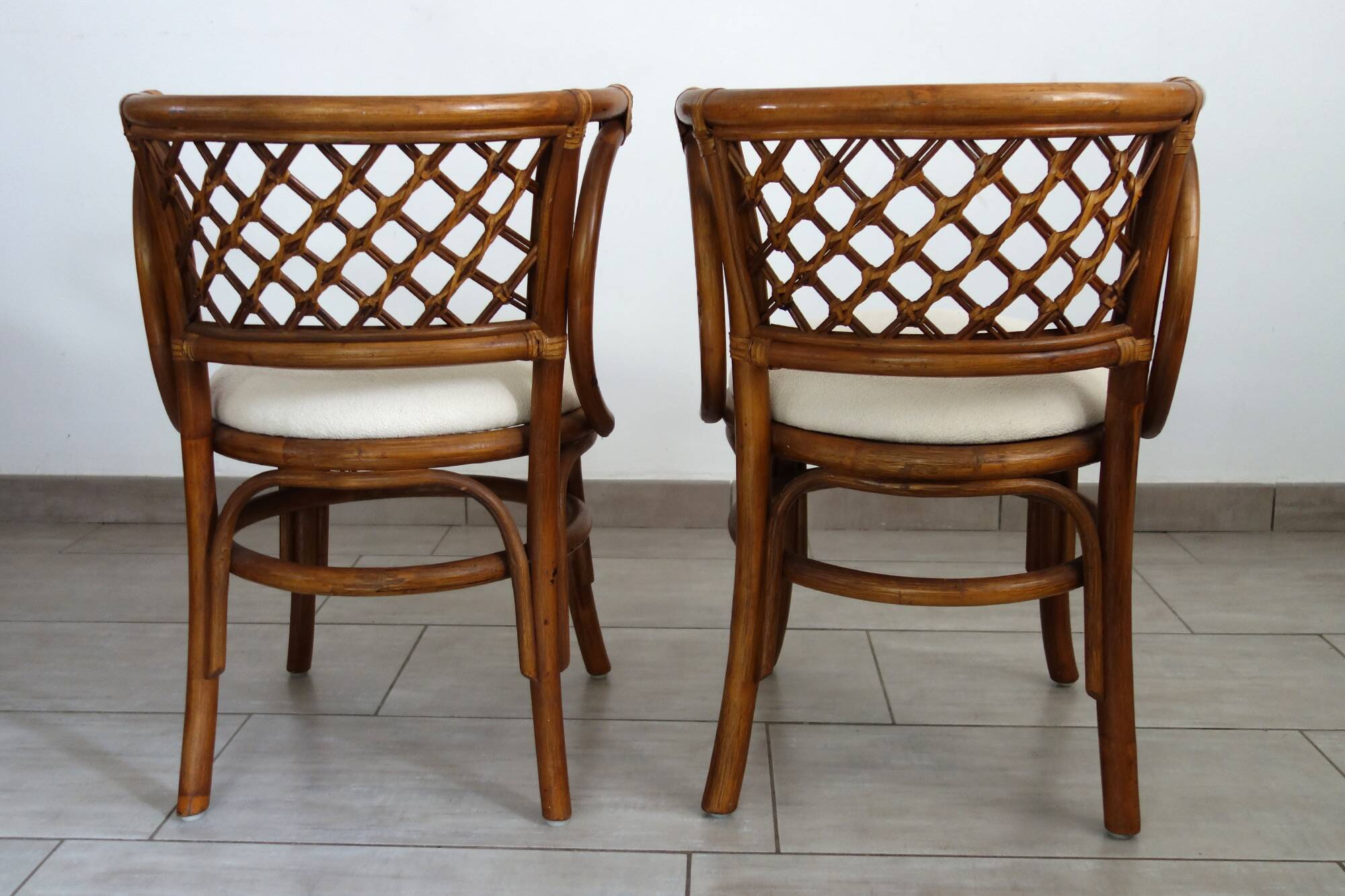 Rattan set with table and two armchairs.