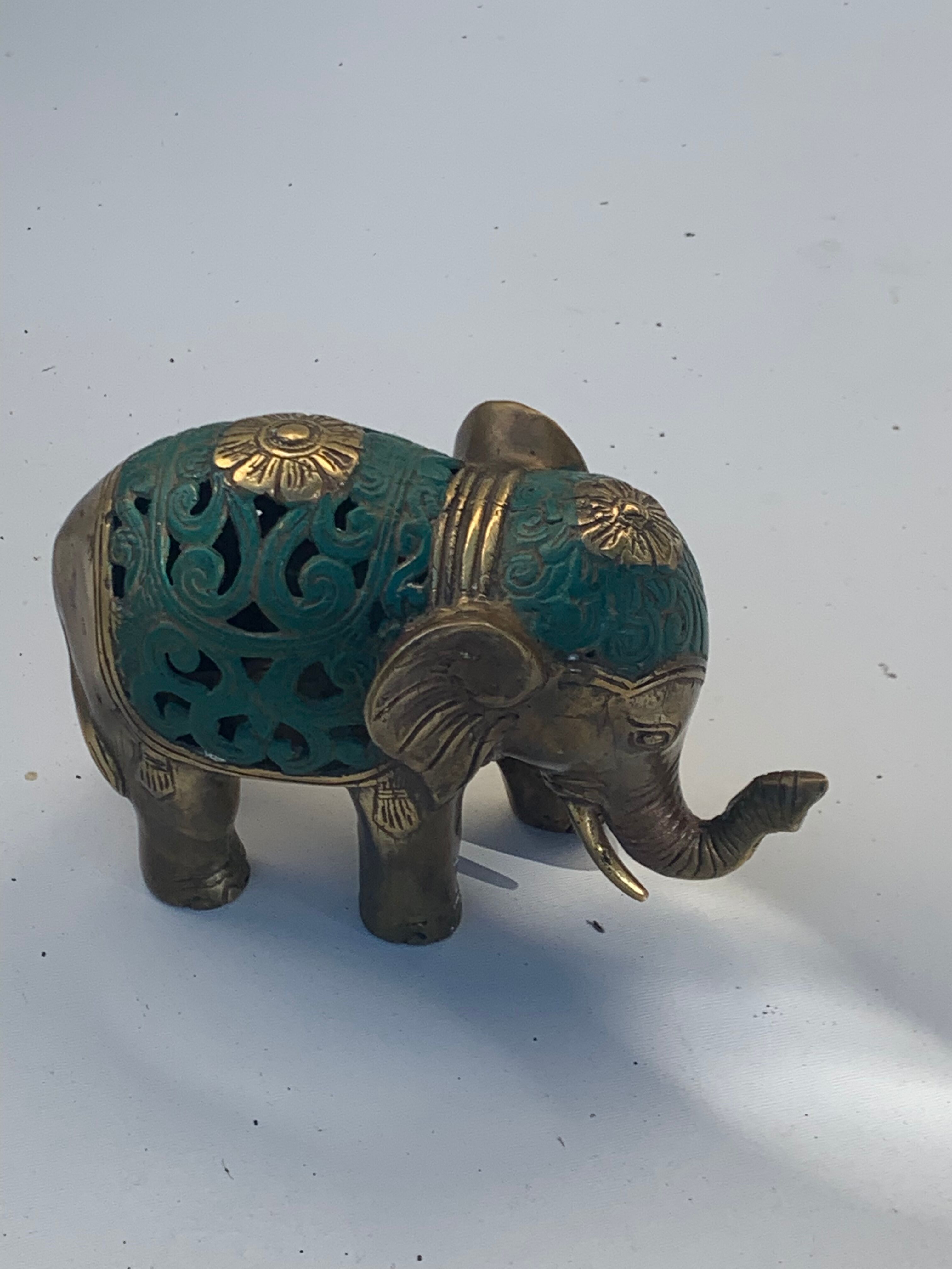 Éléphant en laiton doré et patine verte vintage