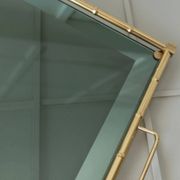 Plateau en bambou doré plaqué or avec insert en verre fumé – Hollywood Regency, années 1960