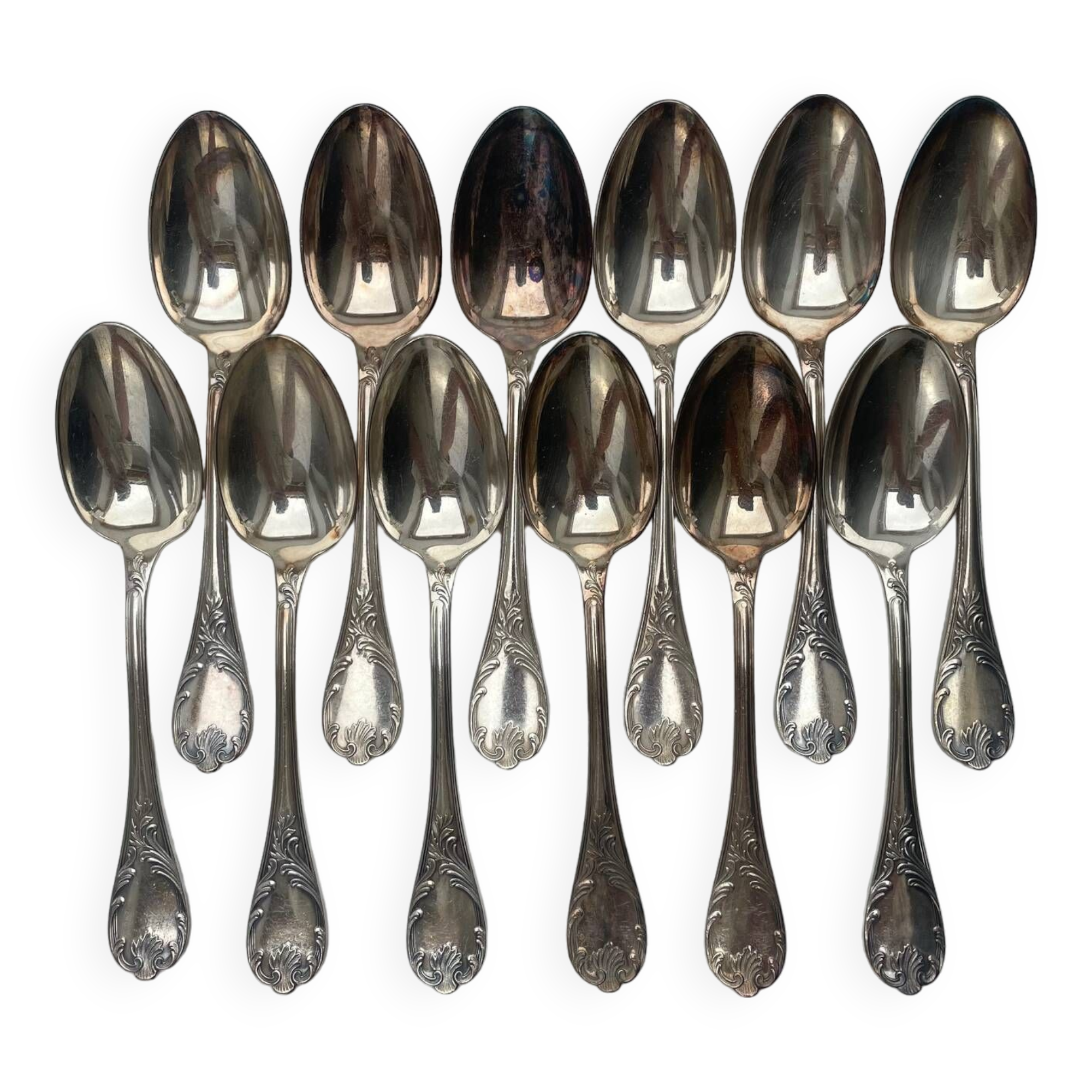 Suite de 12 petites cuillères en métal argenté signé CHRISTOFLE modèle