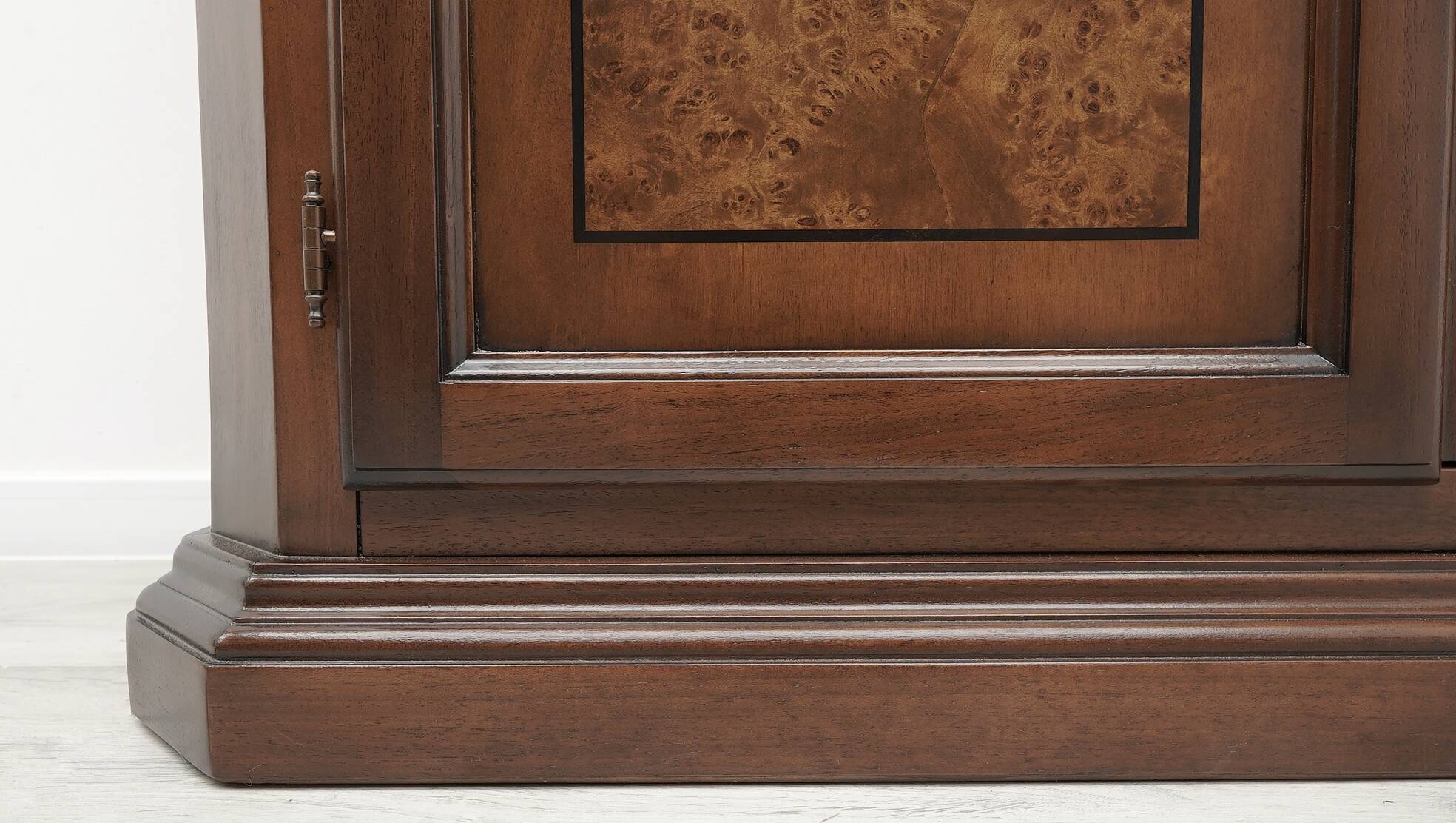 Elegant Italian chest of drawers. After professional renovation.