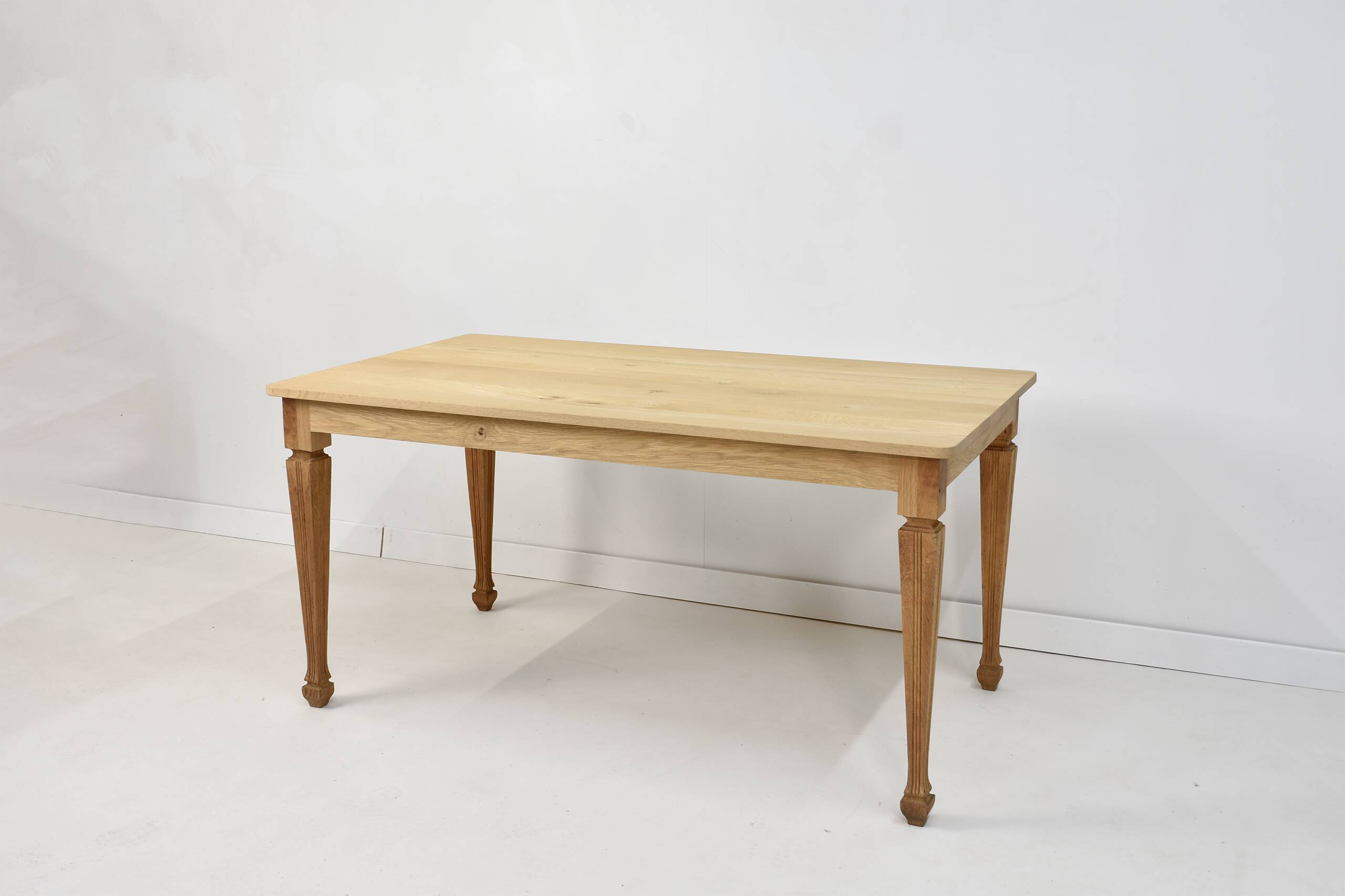 Table en chêne clair avec des pieds anciens