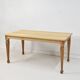 Table en chêne clair avec des pieds anciens