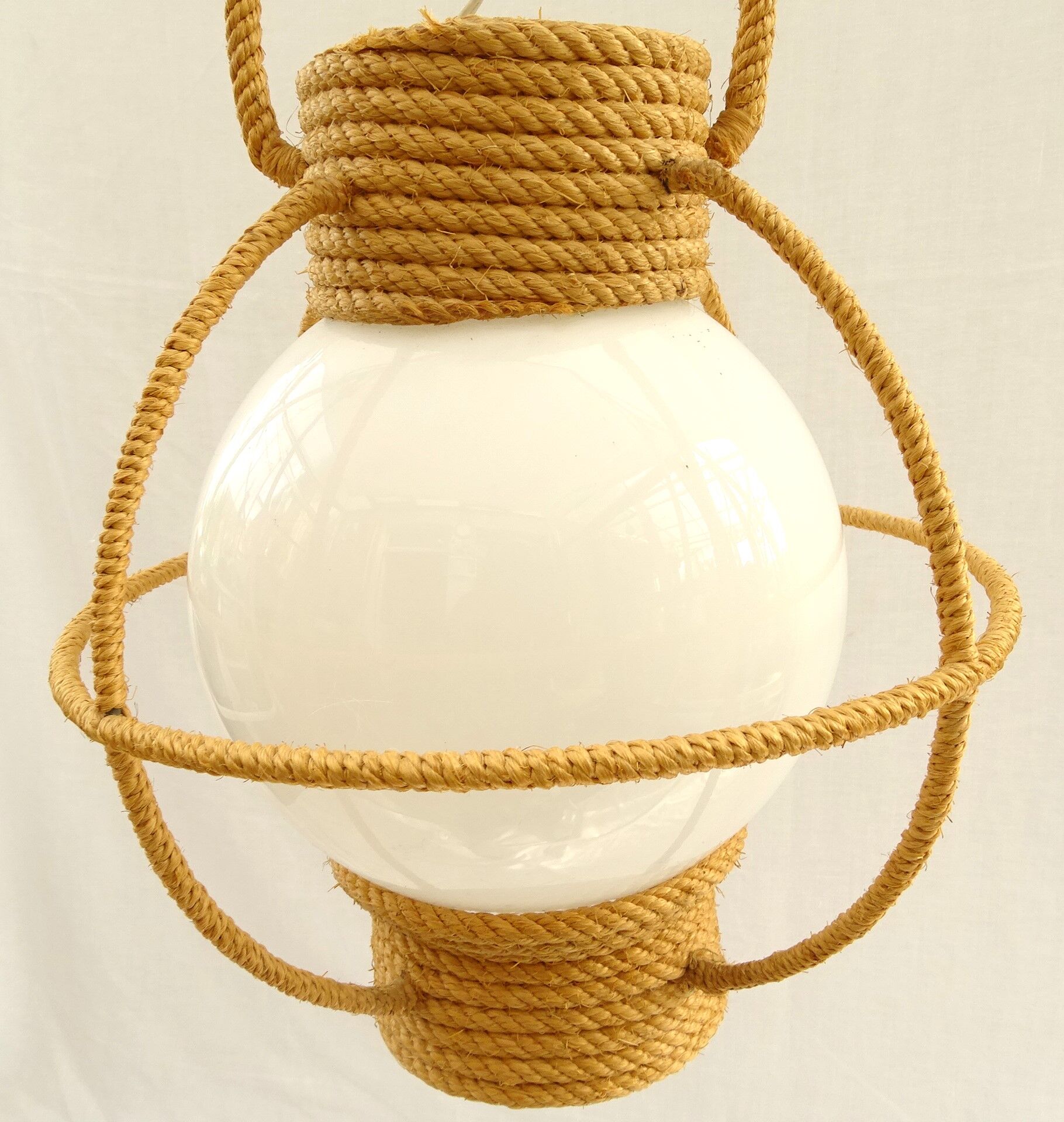 Suspension globe en opaline blanche  et corde tressé