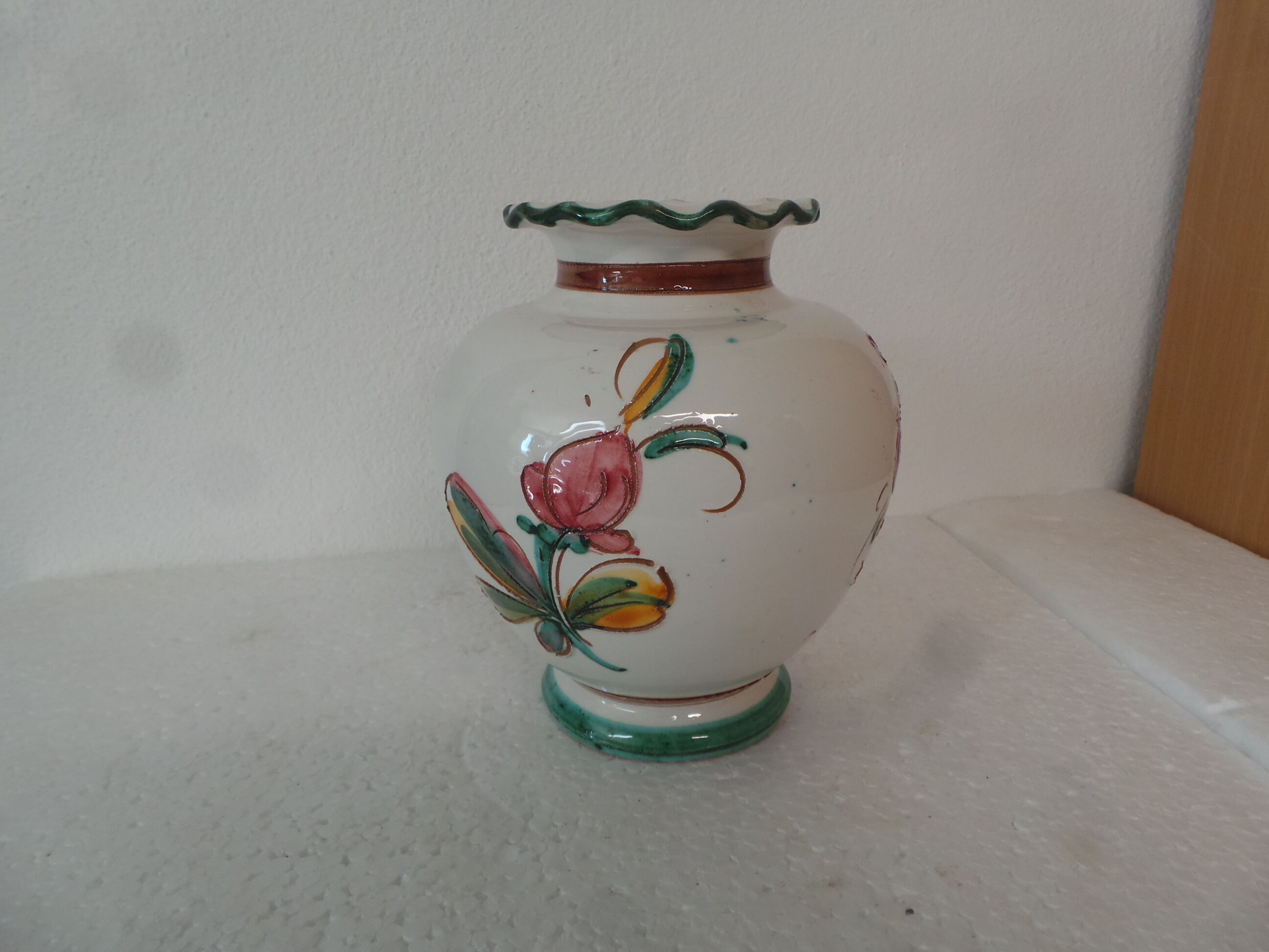 Vase signé a décor floral