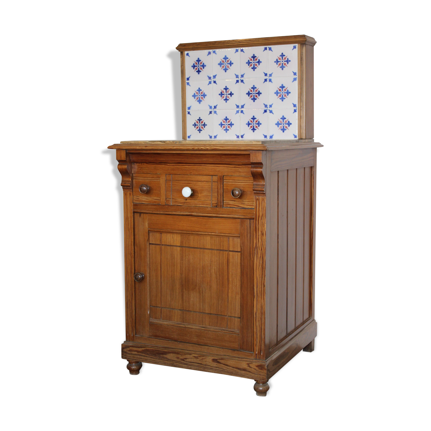 Toilet furniture in pitchpin