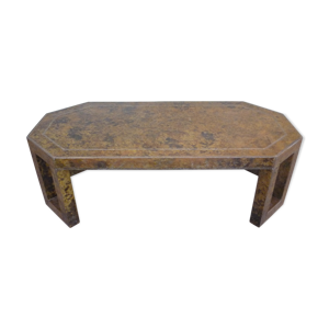 Table de salon vers 1970, laiton à patine nuagé