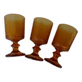 3 verres à pied texturés ambrés. Vintage