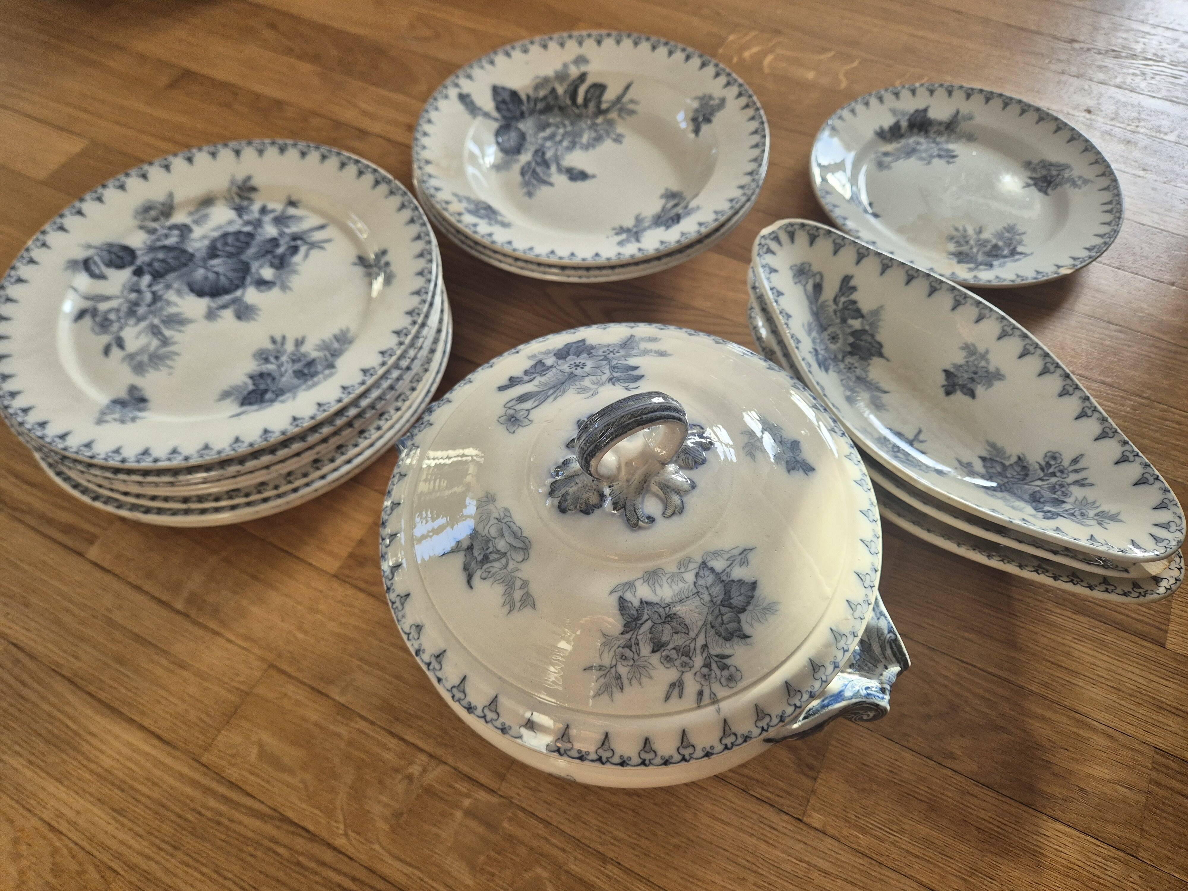 Antique table service Sarreguemines U&C Flore – 17 pieces