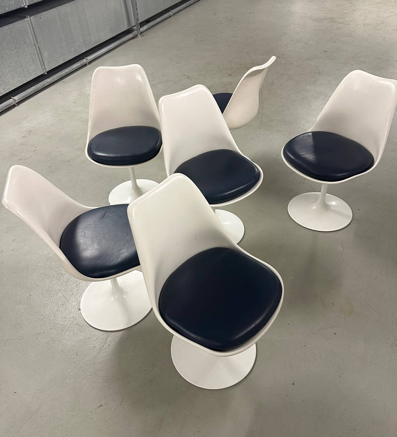 6x Saarinen Swivel Chairs for Knoll in Blue leather