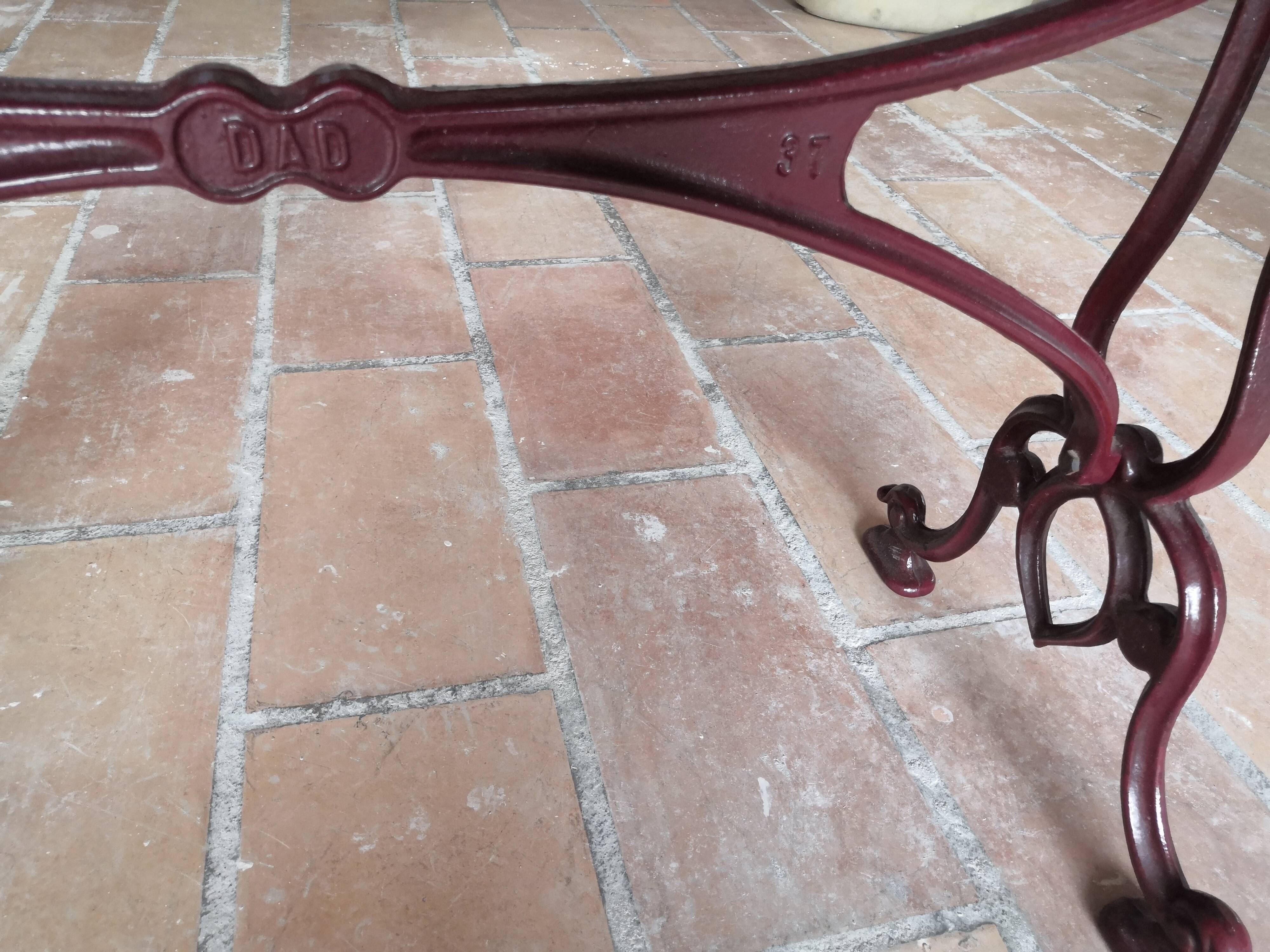 Bistrot table marble brown burgundy cast iron base