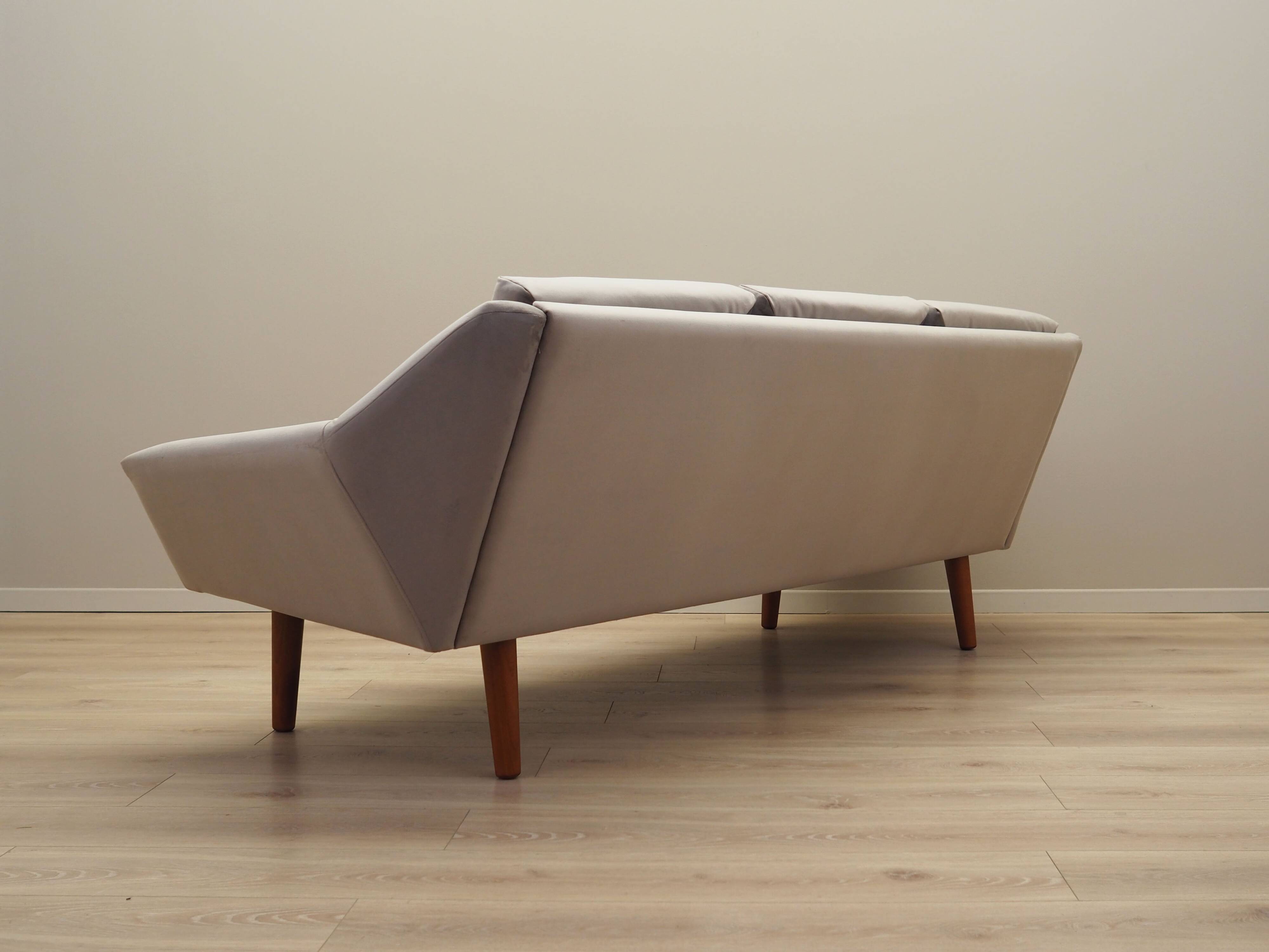 Canapé en velours gris, design danois, années 1980, production : Danemark