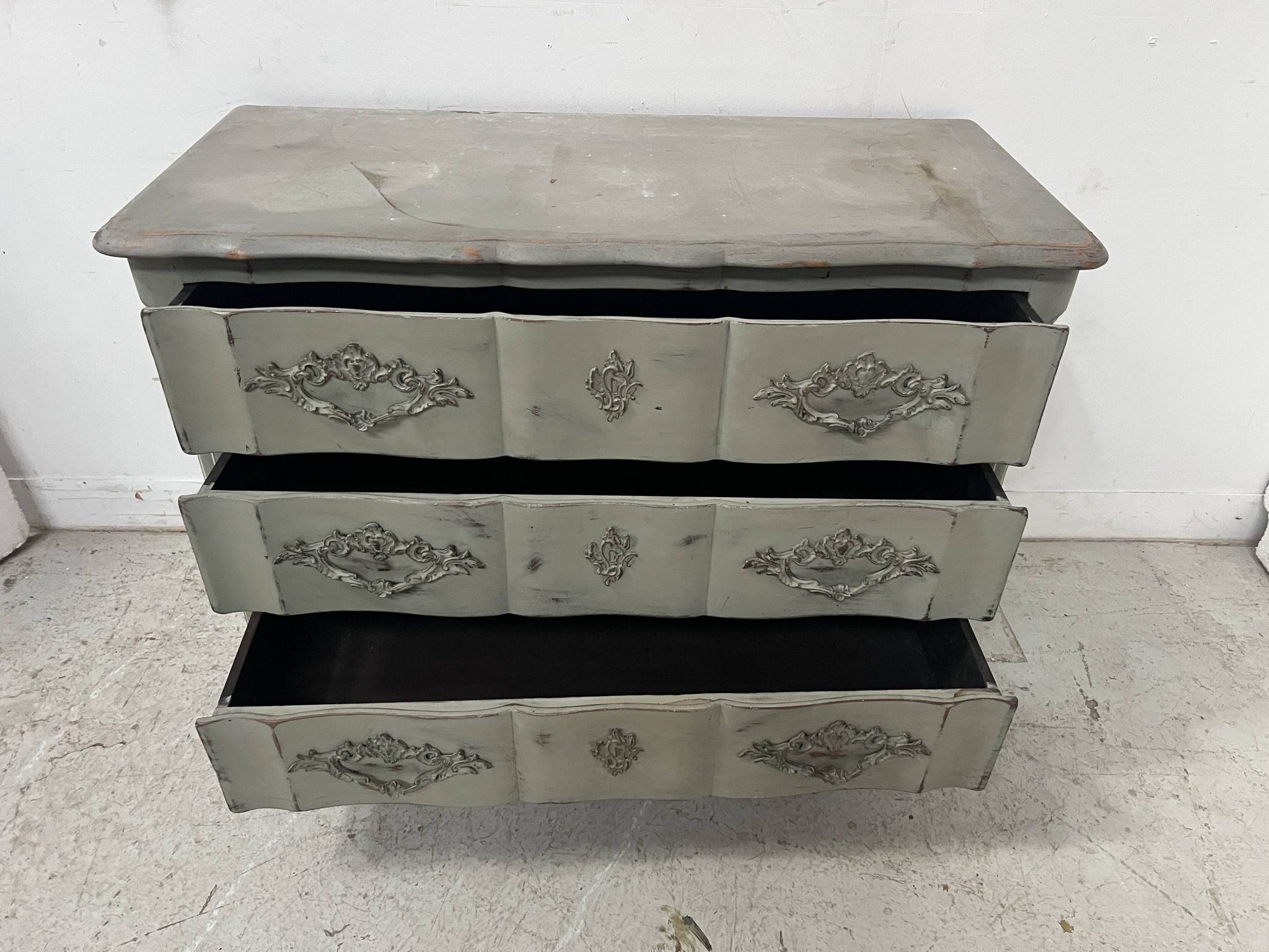 Commode arbalète de style Louis XV en chêne patiné XX siècle