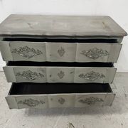 Commode arbalète de style Louis XV en chêne patiné XX siècle