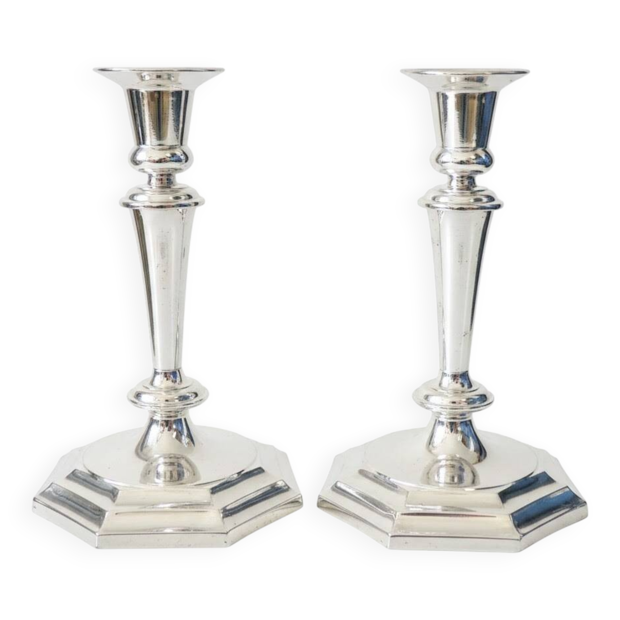 Paire de bougeoirs en métal argenté