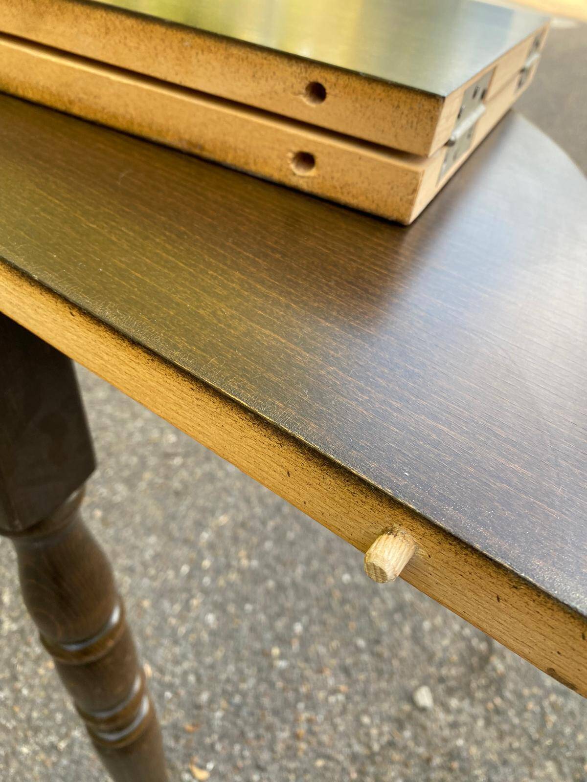 Extendable round table in solid wood with a dark oak satin finish.