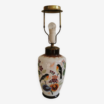 Table lamp in white opaline glass with hand-painted bird motifs.