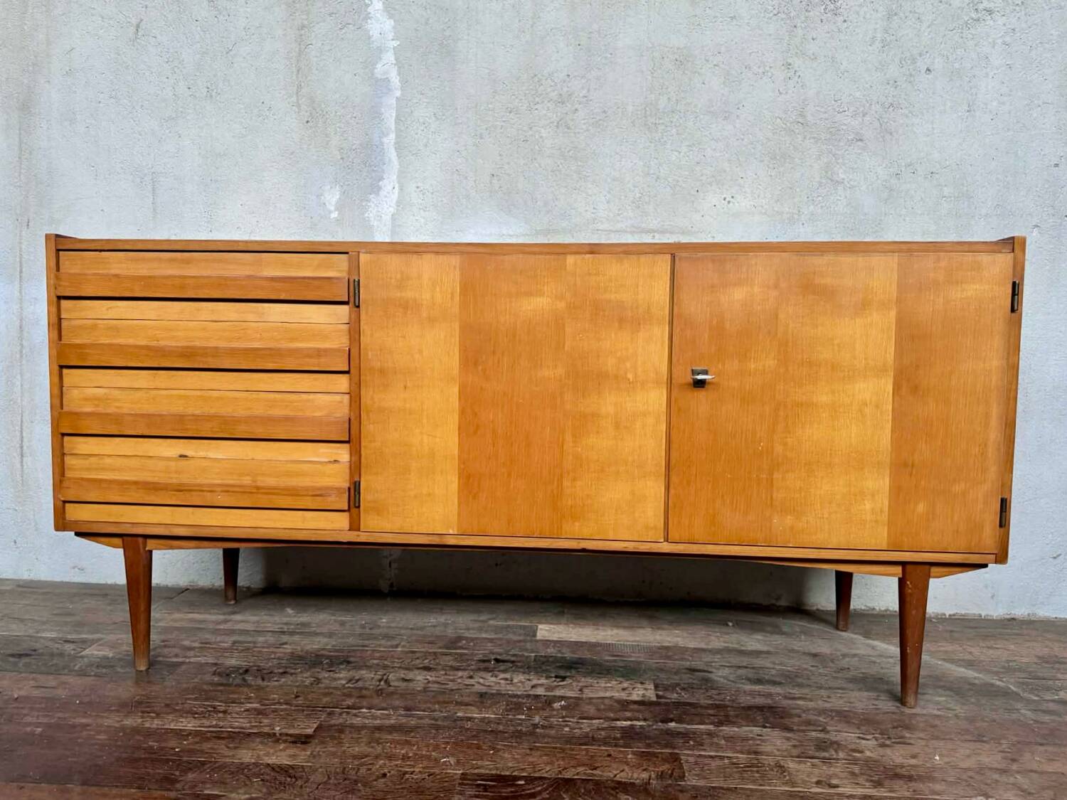 Vintage enfilade from the 1960s, 150 cm long, with 2 doors and 4 drawers.